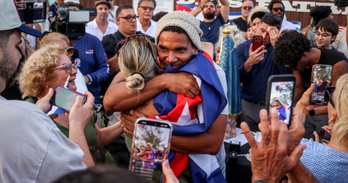 Luis Manuel Otero Alcántara llega a la Ermita de la Caridad en Miami el 18 de julio de 2026, tras su exilio desde Cuba