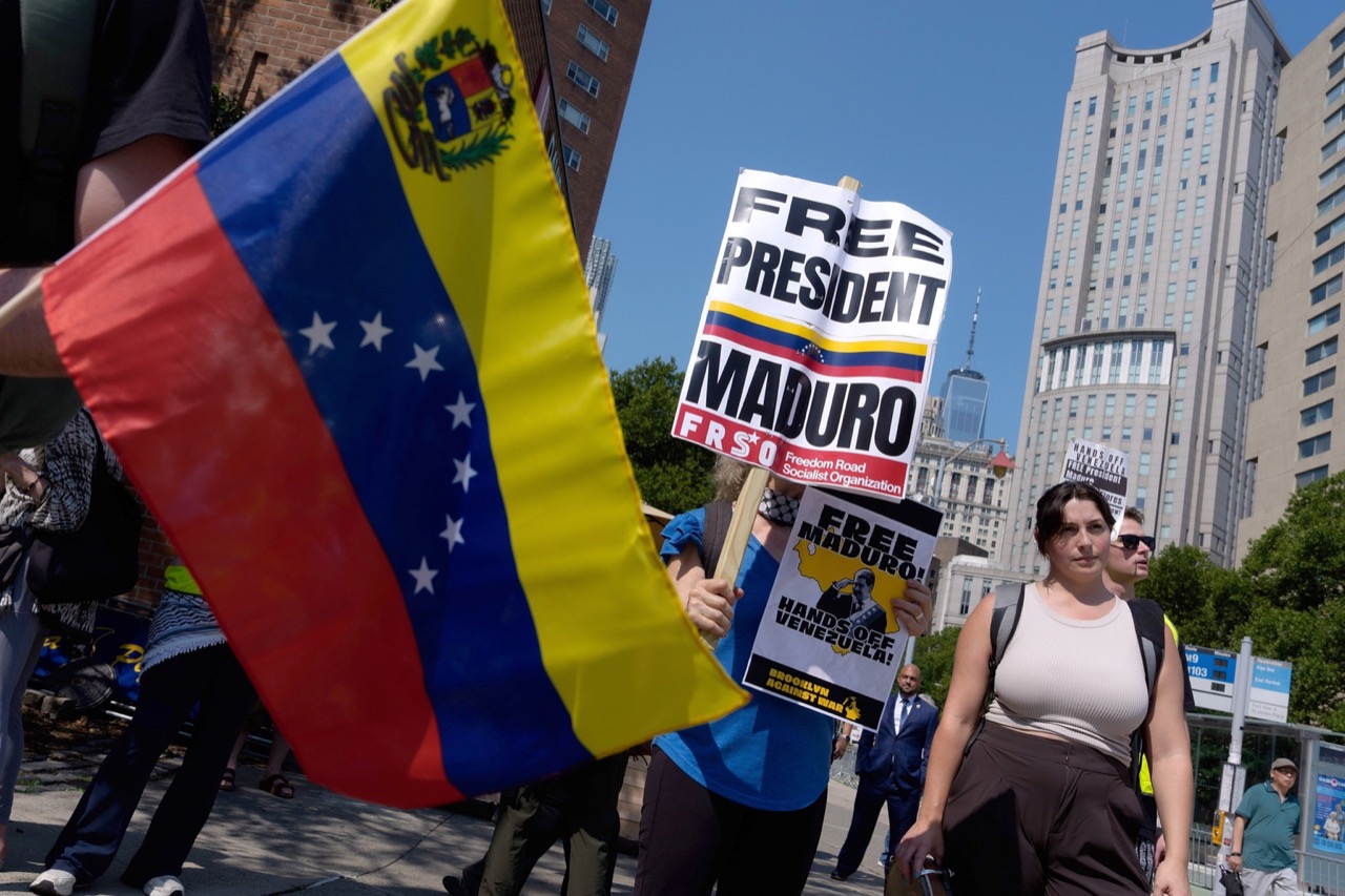 Manifestantes a favor de Nicolás Maduro y Cilia Flores frente al tribunal federal de Manhattan el 22 de julio de 2026 (Adam Gray/AP)