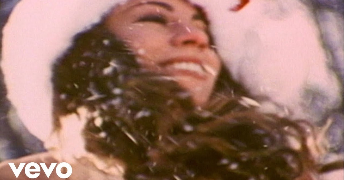 Mariah Carey en el videoclip oficial de All I Want for Christmas Is You: la coloratura soprano en primer plano, en el tema navideño que se reactiva cada diciembre y acumula cientos de millones de reproducciones en YouTube