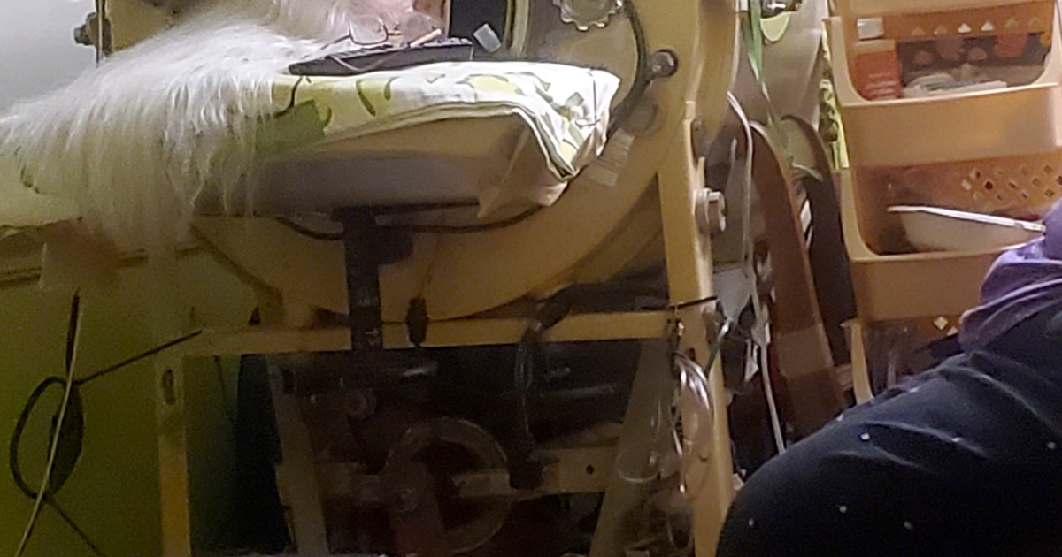 Martha Lillard descansa en su pulmón de acero en Shawnee, Oklahoma, el 6 de febrero de 2026 — foto de Cindy McVey vía AP