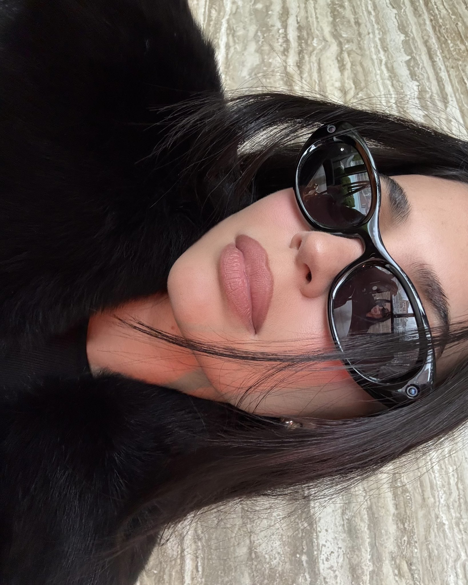 Kylie Jenner posando con las Meta Glasses Starfire Kylie Edition puestas, en imagen promocional publicada por Instagram