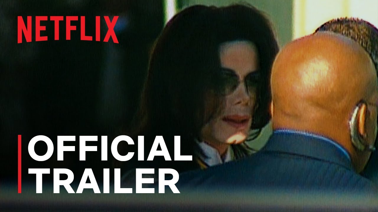 Michael Jackson en traje negro con brazalete rojo hace el signo de la paz en el tráiler de Michael Jackson: The Verdict, documental de Netflix sobre el juicio de 2005