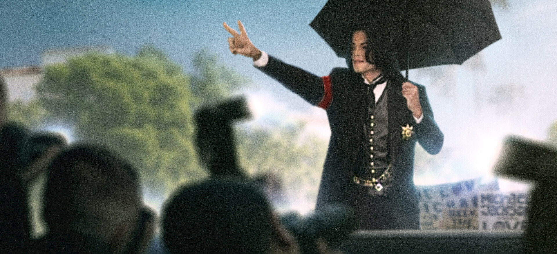 Imagen promocional de Michael Jackson: The Verdict en Netflix: Jackson fuera del juzgado durante el juicio de 2005