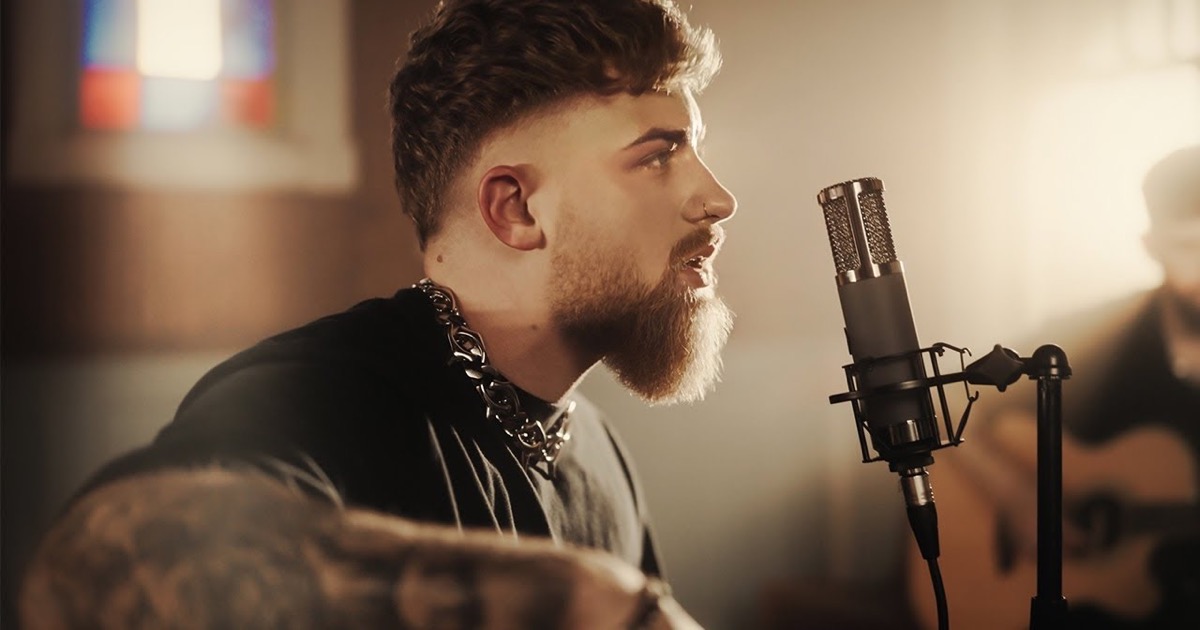 Nate Vickers in his acoustic cover of My Immortal by Evanescence: the Houston singer in the foreground, in the video that has more than four million views on his YouTube channel