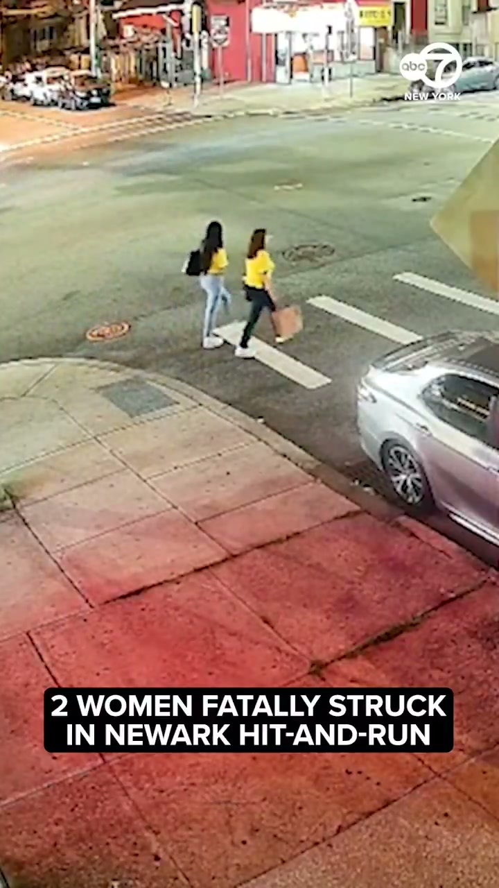 Dos mujeres con camisetas amarillas cruzan el paso de peatones en Park Avenue y North 7th Street en Newark, momentos antes del atropello mortal del 20 de junio de 2026