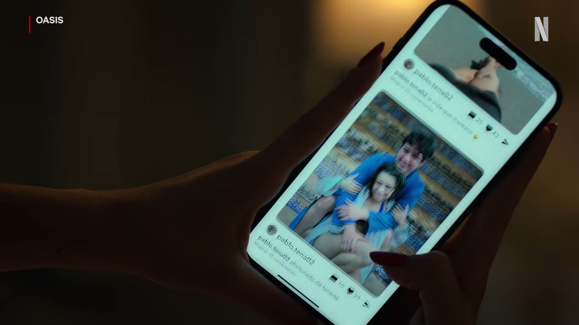 Escena de Oasis en el resort de lujo: jóvenes huéspedes en el entorno idílico antes de que el complejo quede bloqueado