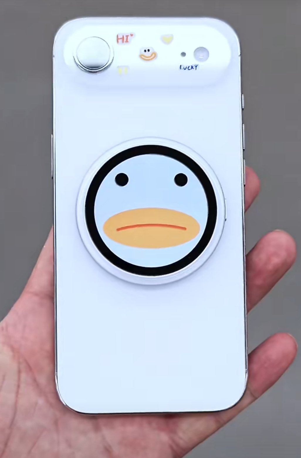 OPPO Bubble acoplado por MagSafe a un iPhone Air