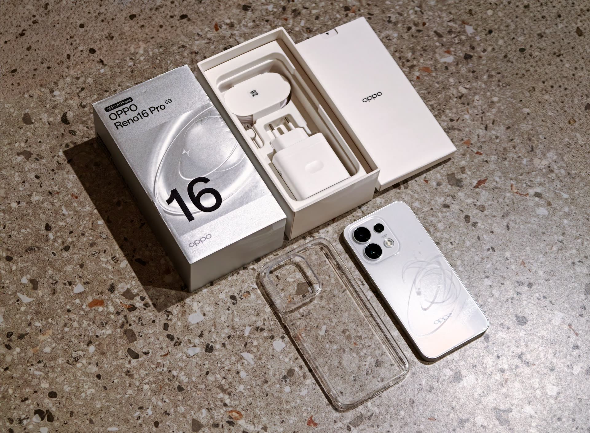 Unboxing del OPPO Reno16 Pro 5G Pop White con cargador 80W y funda