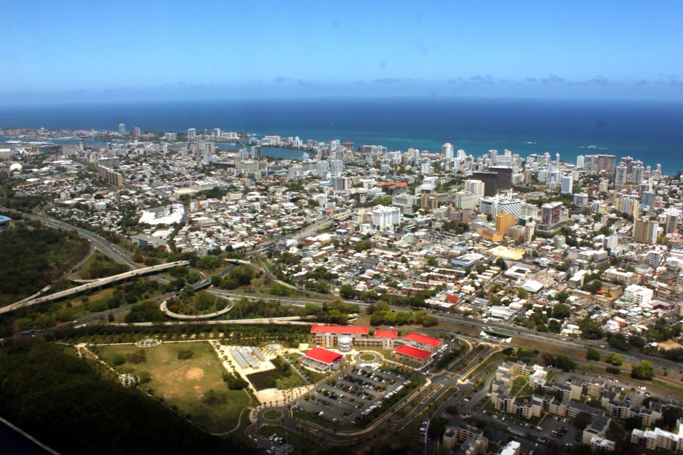 Vista aérea de la costa norte de San Juan, Puerto Rico, cerca de donde se localizó el fuselaje del Clipper Endeavor a unos 610 metros de profundidad