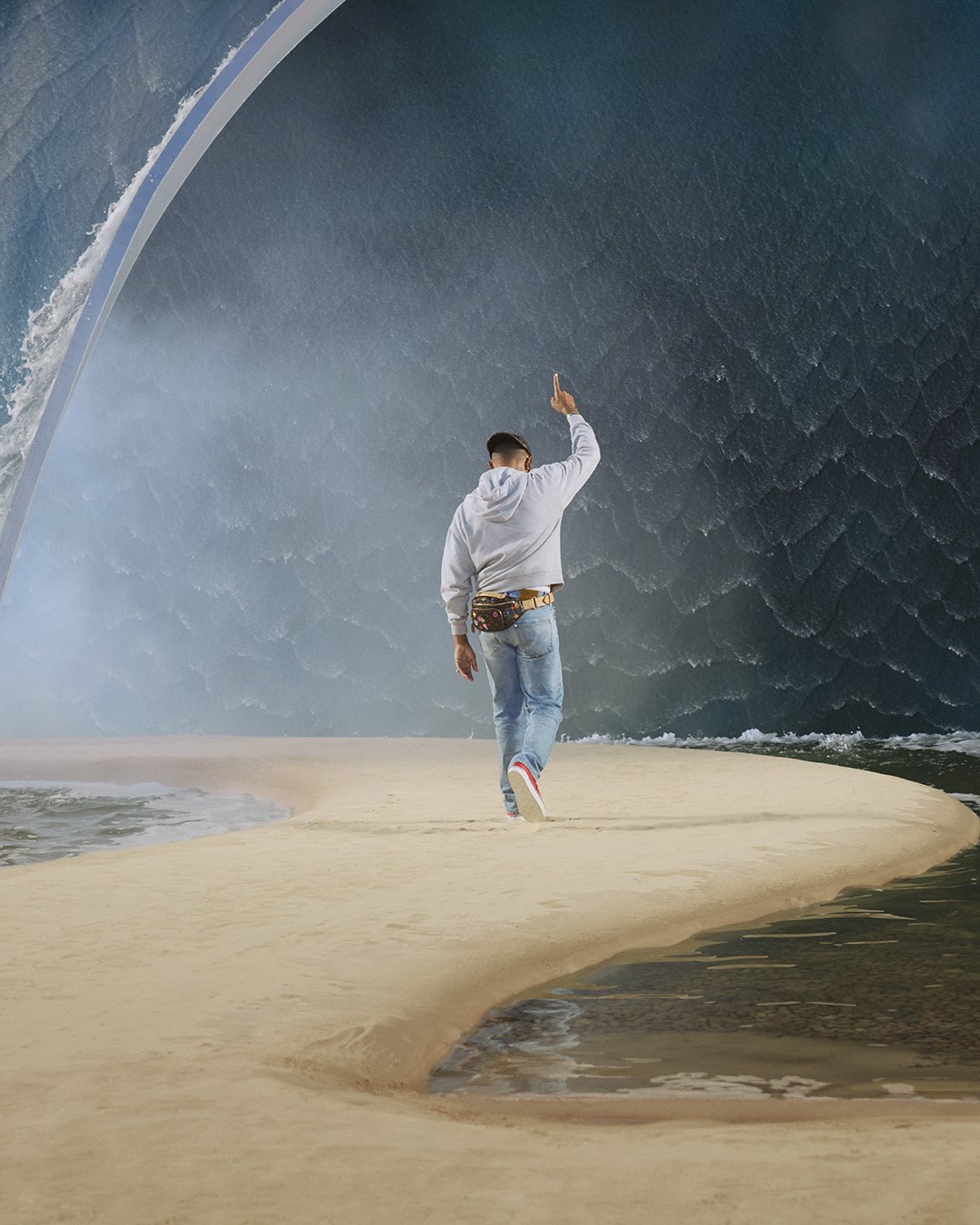 Look del desfile Louis Vuitton Men SS27: silueta masculina con piezas inspiradas en el surf y la orilla