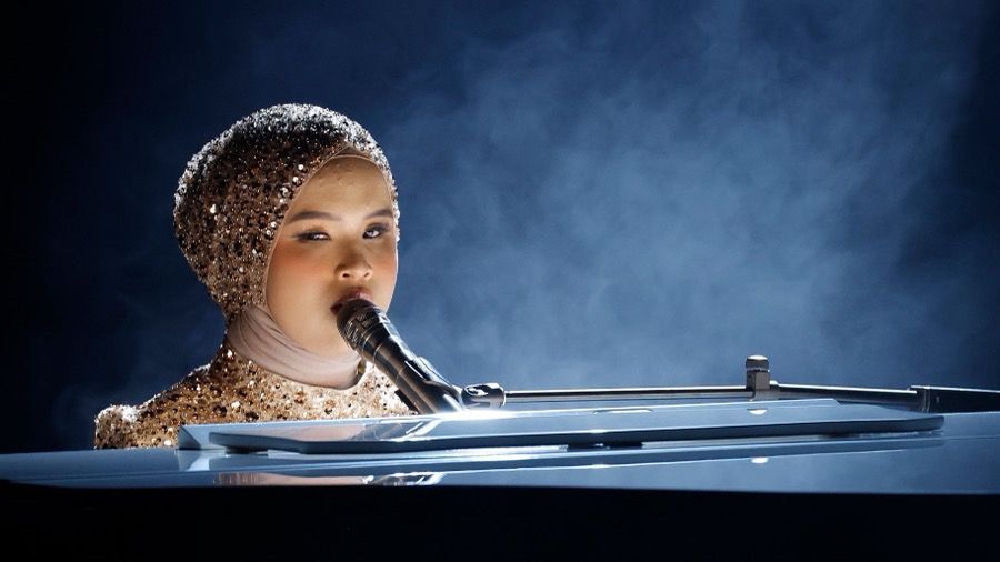 Putri Ariani interpretando I Still Haven't Found What I'm Looking For de U2 en las galas de America's Got Talent