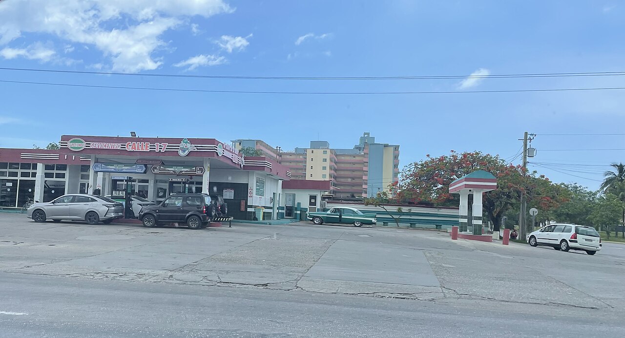 Estación de servicio Cupet-Cimex en La Habana: CIMEX opera cientos de gasolineras en Cuba con activos que Exxon reclama como propiedad expropiada de Standard Oil en 1960