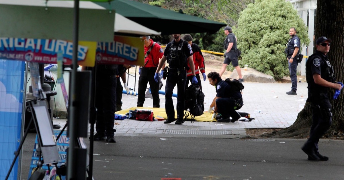 Operativo policial en Seattle Center tras el tiroteo del festival Bite of Seattle cerca del Space Needle, 26 de julio de 2026