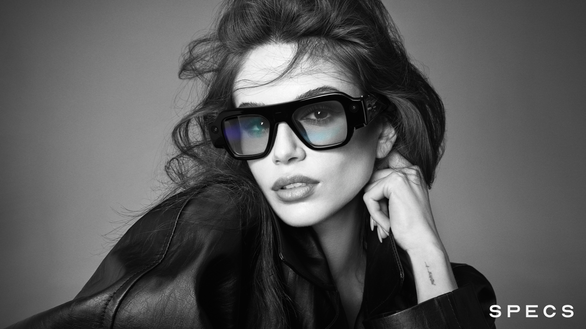 Kaia Gerber usando SPECS en campaña Visionary de Snap: gafas AR en contexto de moda y lifestyle