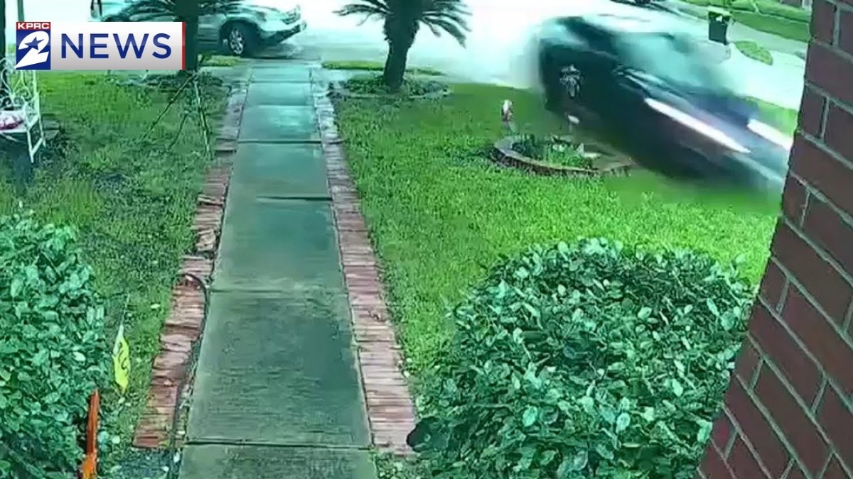 Un Tesla Model 3 atraviesa a gran velocidad el frente de una vivienda en Katy, Texas; frame del vídeo de Ring/KPRC del accidente del 19 de junio de 2026