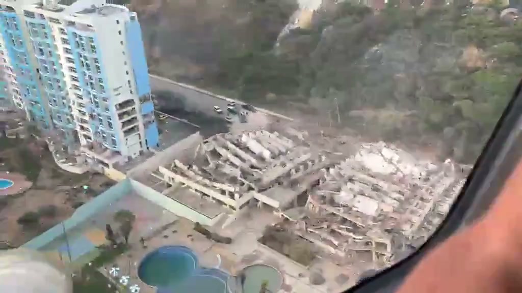Vista aérea de edificios dañados y escombros en La Guaira, estado costero de Venezuela, tras los sismos del 25 de junio de 2026