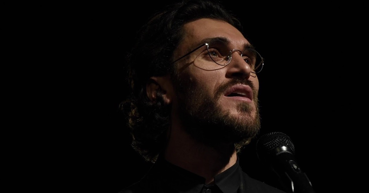 Vladimir Kornéev en el videoclip oficial de Youkali: el barítono georgiano-alemán en primer plano, en su interpretación de Kurt Weill que supera las cien mil reproducciones en su canal de YouTube