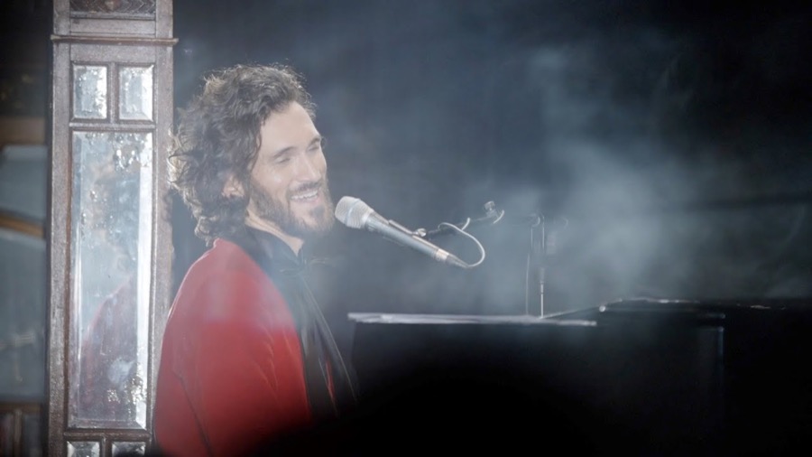 Vladimir Kornéev interpretando La vie en rose en vivo