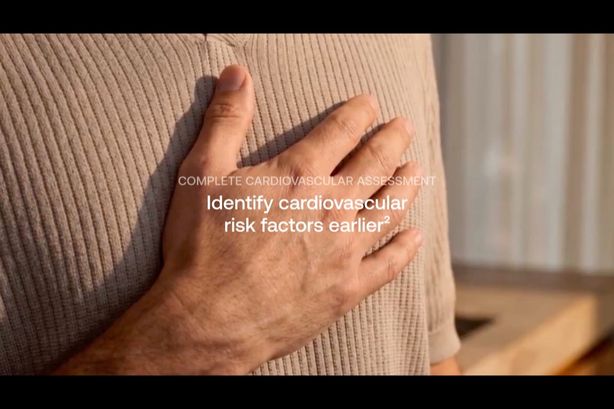 Pantalla a color integrada en el manillar de Withings BodyScan 2 con lecturas de salud en tiempo real