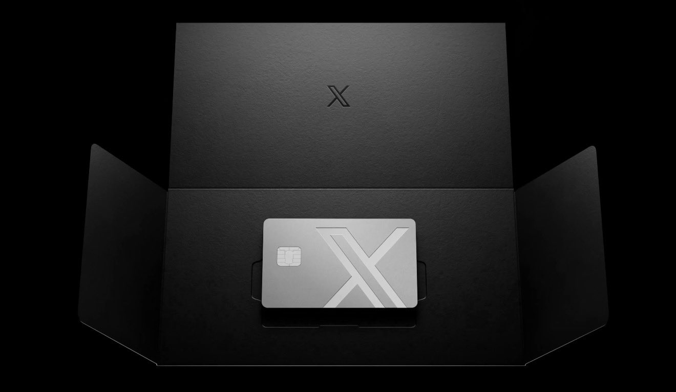 Tarjeta Visa metálica de X Money en estuche negro con el logo X grabado: producto oficial del servicio de pagos integrado en la red social