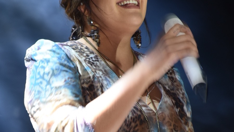 Yuridia en concierto en Ciudad de México en septiembre de 2018, cantando con micrófono en mano ante el público