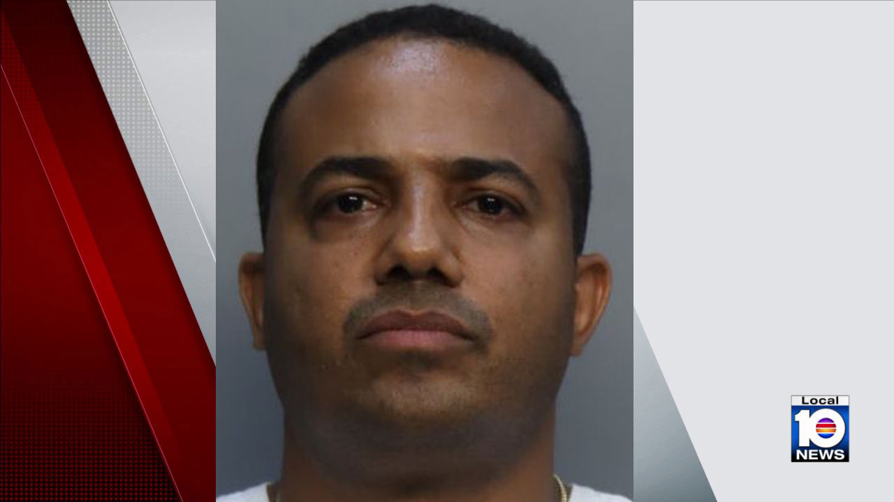 Foto de registro de Yusel Pérez Leyva difundida por WPLG Local 10: conductor de Uber de nacionalidad cubana, arrestado en Doral y recluido sin fianza