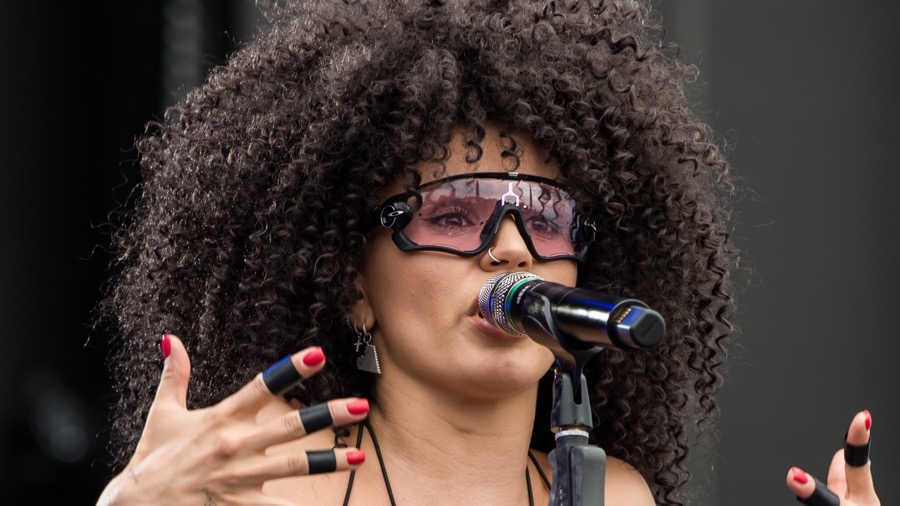 Zivert en VK Fest 2022: cantante con gafas de sol, micrófono en mano y estética de festival en directo